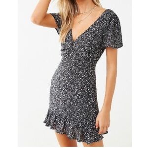 Forever 21 Cute Black & White Dress Ruched Floral Pattern‎ Flowers V Neck